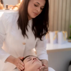 Alexandra fazendo drenagem linfática facial