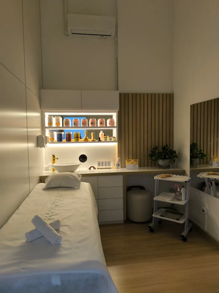 Sala de atendimento com a maca preparada